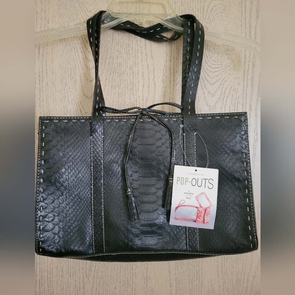 NWT LIZ CLAIBORNE FAUX LEATHER POP OUT SHOULDER BAG WITH ACCESSORIES.